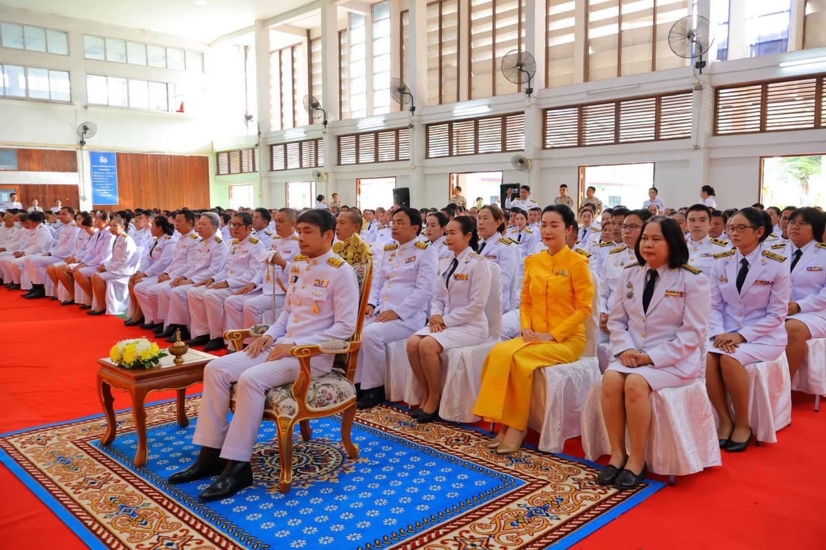 ร่วมพิธีสวดพระพุทธมนต์และทำบุญตักบาตรถวายพระราชกุศล วางพวงมาลาถวายราชดุดี เนื่องใน“วันนวมินทรมหาราช” หรือวันคล้ายวันสวรรคตพระบาทสมเด็จพระบรมชนกาธิเบศร มหาภูมิพลอดุลยเดชมหาราช บรมนาถบพิตร 13 ตุลาคม 2568