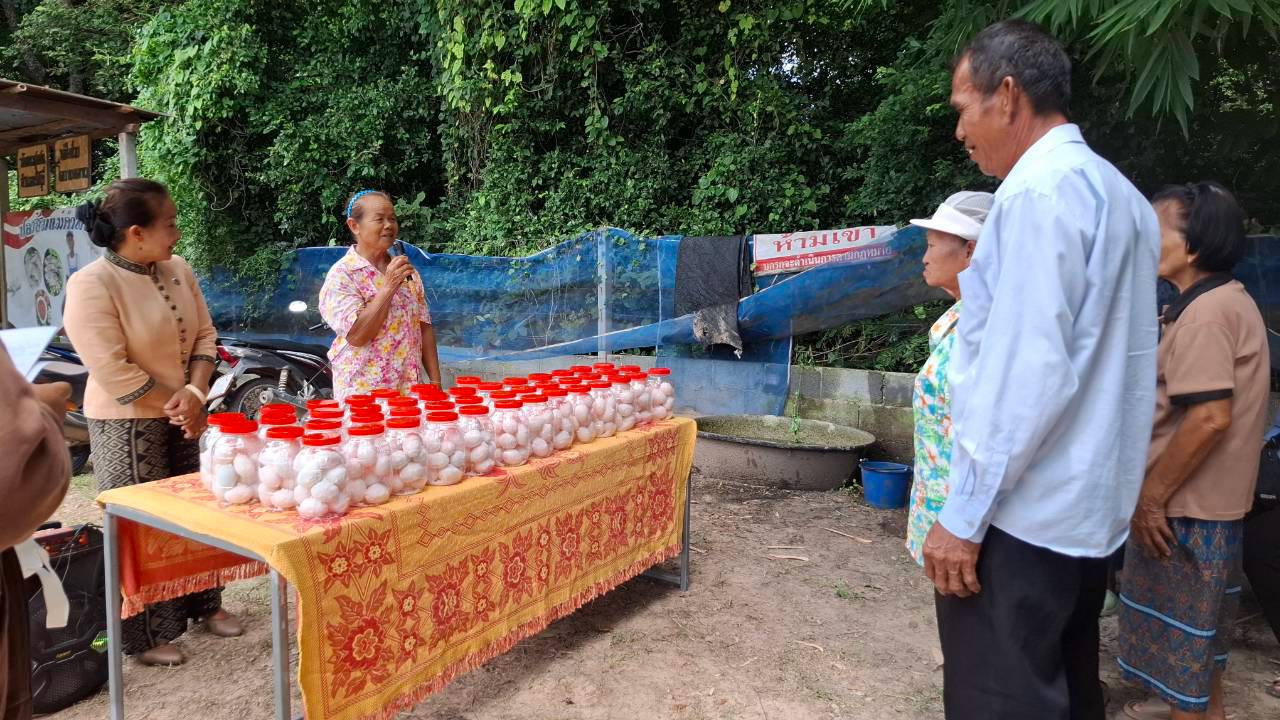 พช.ธวัชบุรี สนับสนุนกิจกรรมตามแผนการขับเคลื่อนการขจัดความยากจน (ส่งเสริมอาชีพทำปลาส้มและการทำไข่เค็ม)