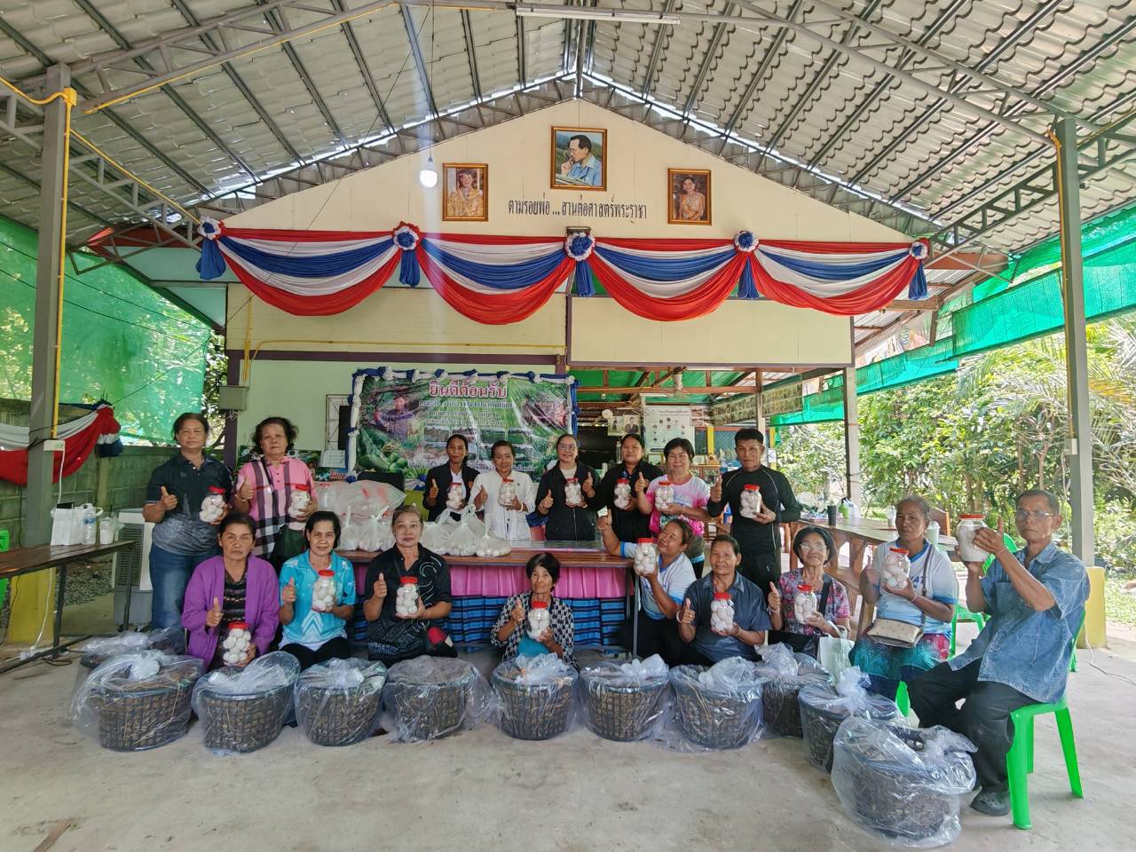 พช.ธวัชบุรี สนับสนุนกิจกรรมตามแผนการขับเคลื่อนการขจัดความยากจน (ส่งเสริมอาชีพการเพาะเห็ดฟางในตะกร้าพลาสติกและการทำไข่เค็ม)