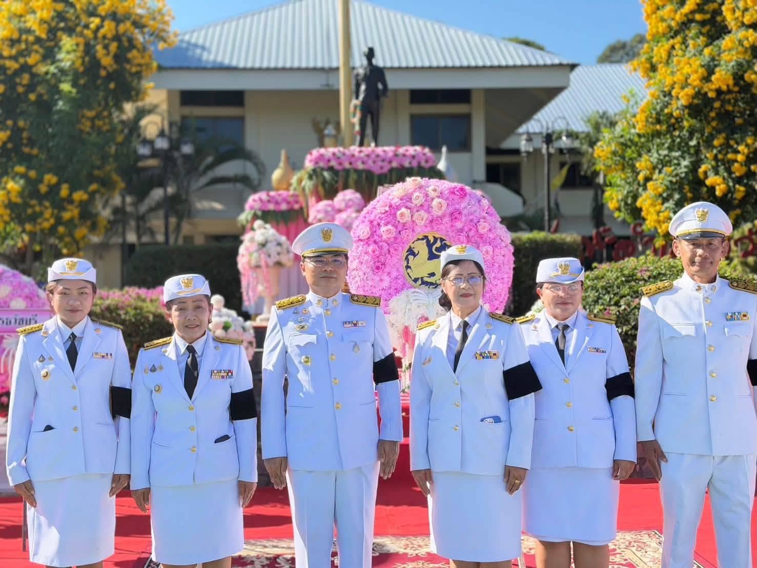 @พช.ธวัชบุรี จ.ร้อยเอ็ด : พิธีวางพวงมาลาถวายราชสักการะ เนื่องในวันคล้ายวันสวรรคต พระบาทสมเด็จพระจุลจอมเกล้าเจ้าอยู่หัว รัชกาลที่ 5